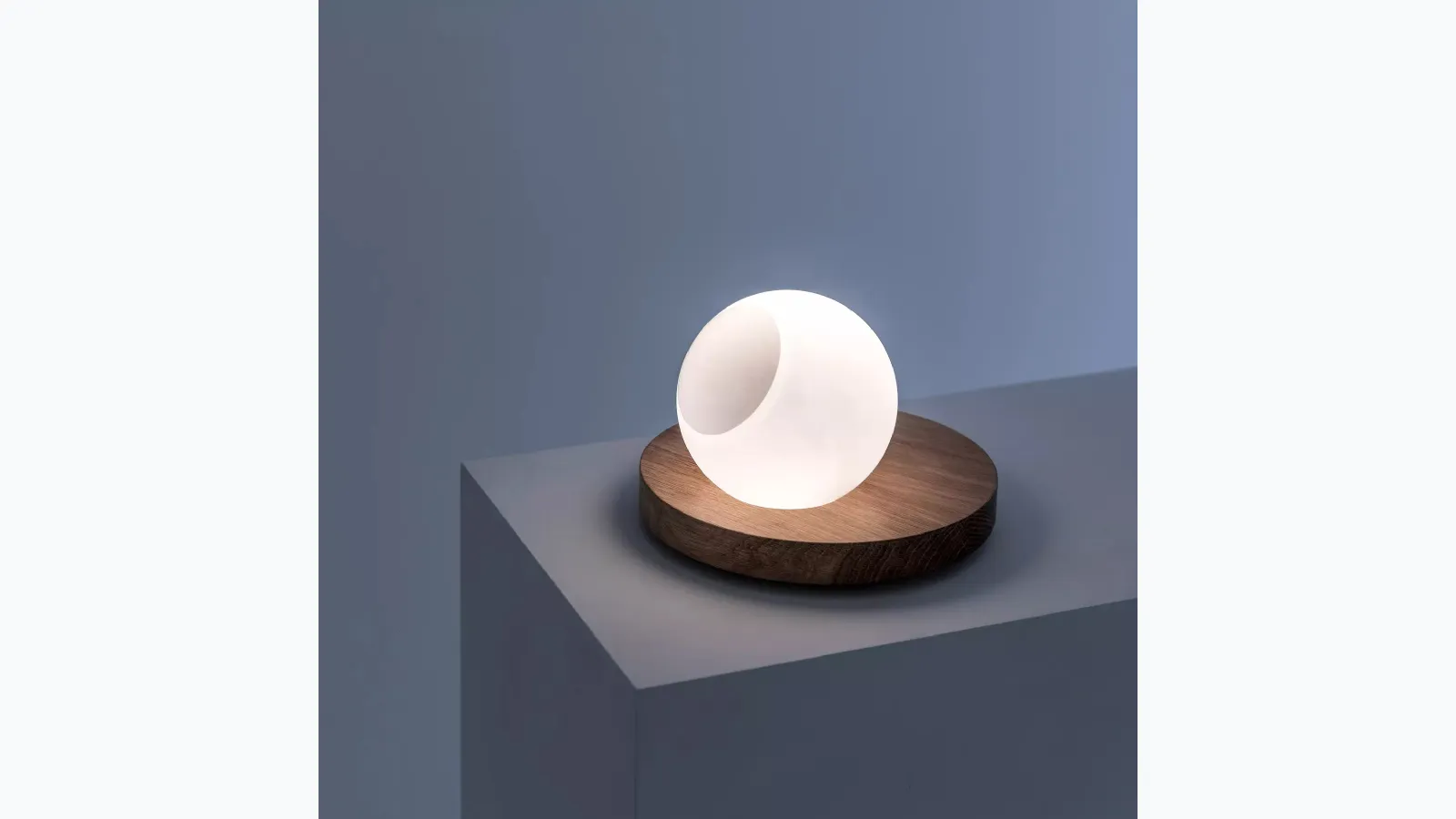 Lampada da tavolo in vetro satinato e trasparente con base in legno Pigreco di Davide Groppi