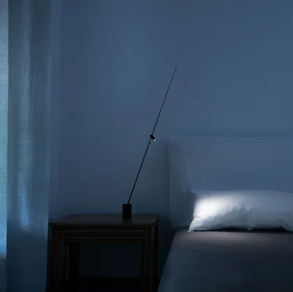 Lampada da tavolo FM in metallo e fibra di carbonio che ricorda una antenna con luce orientabile di Davide Groppi
