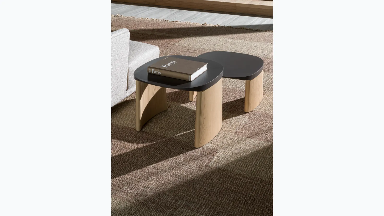 Tavolino Cleo Coffee Table con top in laccato effetto metallo  e base in legno di Molteni & C