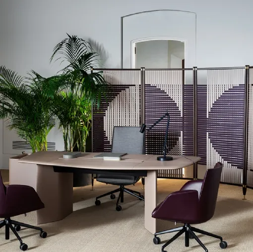 Pannello decorativo Plot realizzato con listelli in pelle intrecciata  agganciati ai tubolari metallici della struttura di Poltrona Frau