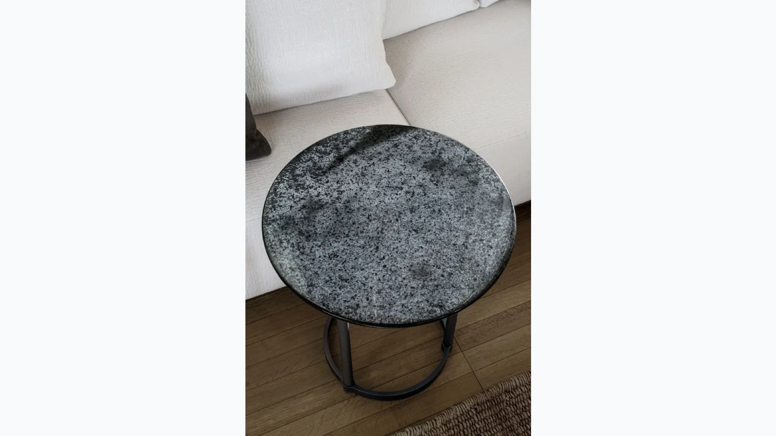 Tavolino Regent con top in pietra lavica di Molteni & C
