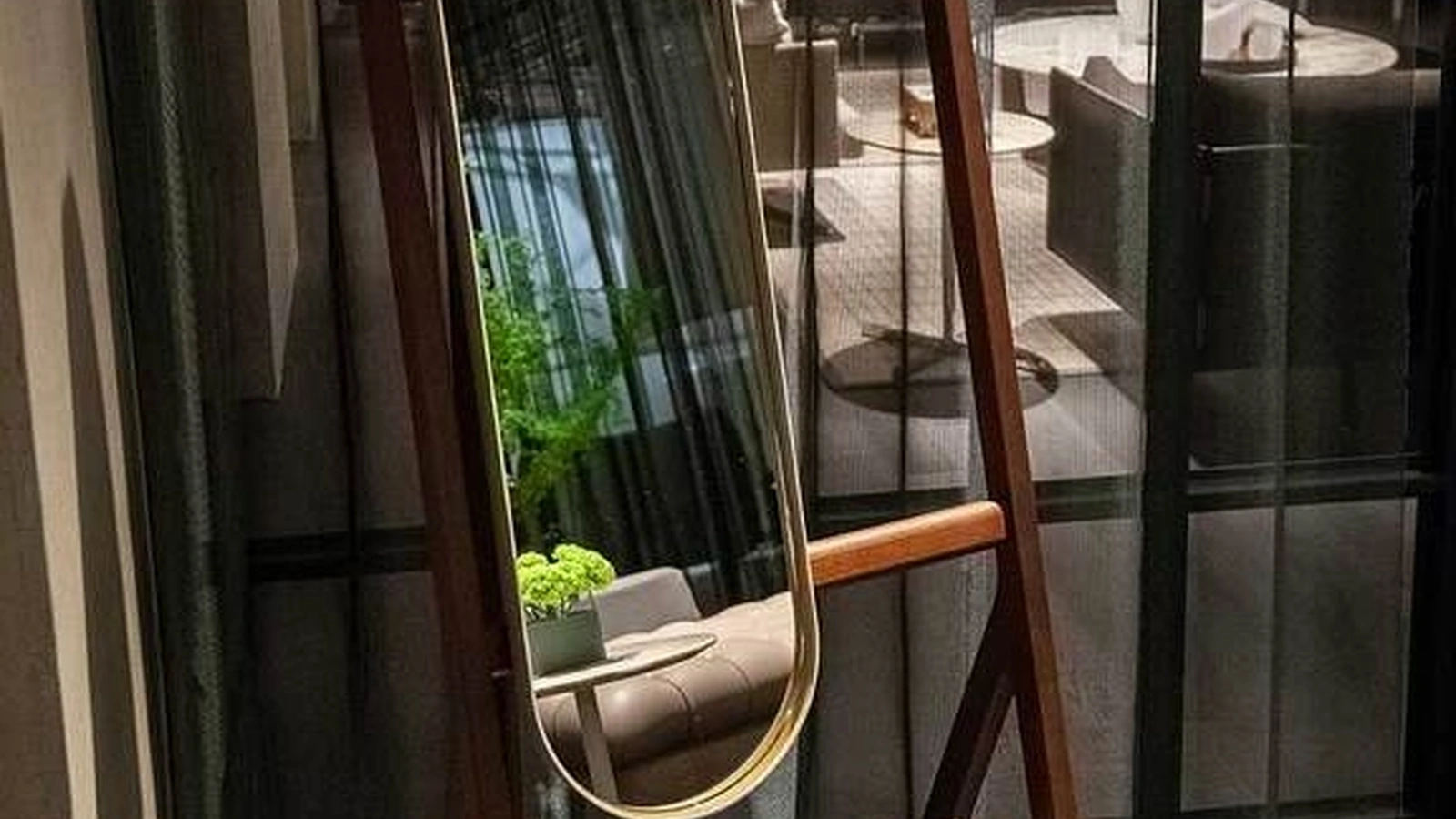 Specchio Appendiabiti da terra Ren con cornice in cuoio di Poltrona Frau