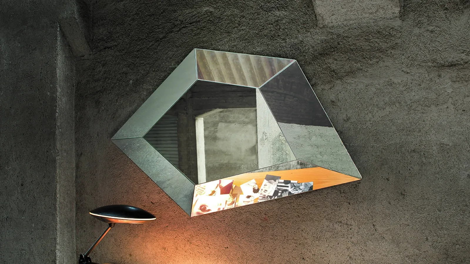 Specchio pentagonale tridimensionale con superfici inclinate City Life di Riflessi