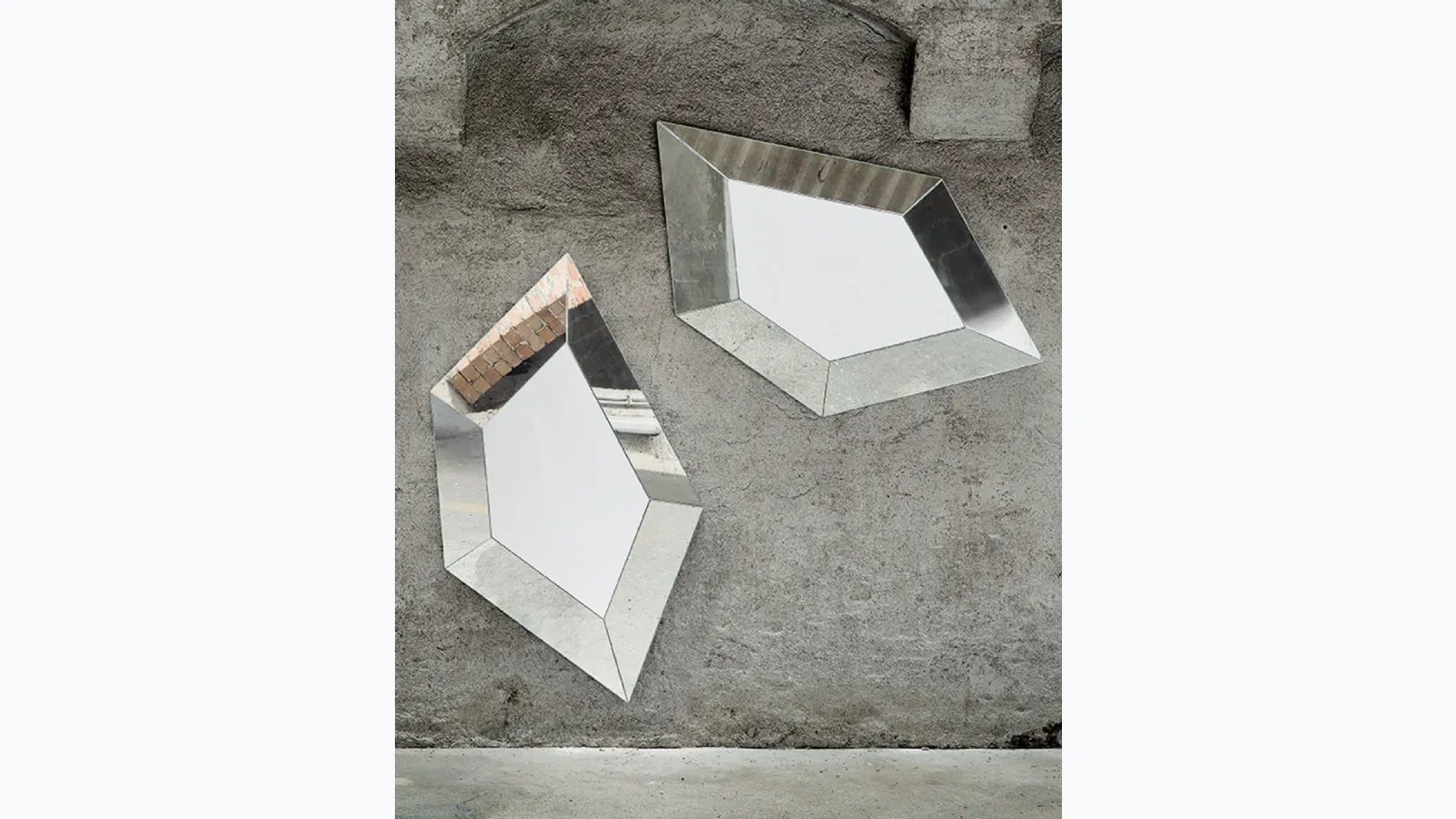 Specchio pentagonale tridimensionale con superfici inclinate finitura ottone City Life di Riflessi