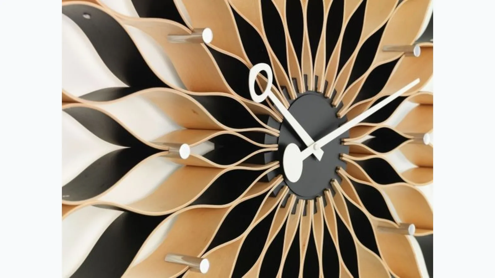 Orologio in legno a forma di fiore Wall Clocks di Vitra