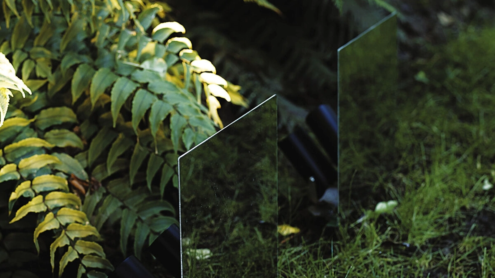 Lampada da esterno resa invisibile dalla riflessione del contesto ambientale sulla superficie a specchio Belladinotte di Davide Groppi