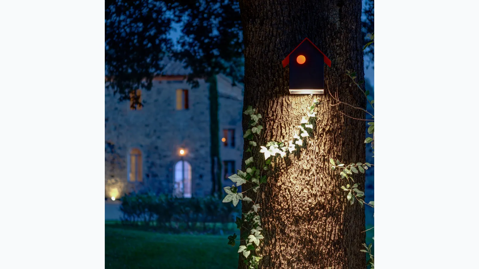 Lampada da esterno ispirata alla casetta per gli uccellini IMU di Davide Groppi