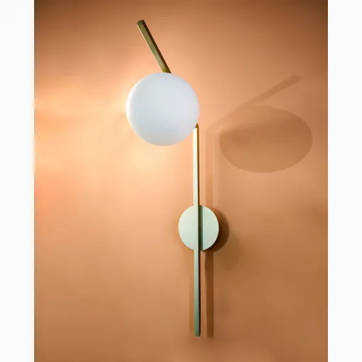 Lampada Dodo Applique in metallo con bulbo in vetro bianco satinato di Riflessi