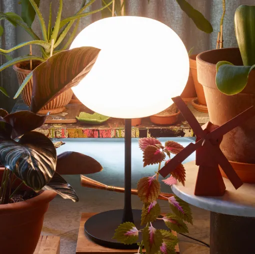 Lampada da tavolo  a luce diffusa con diffusore composto da un vetro opalino incamiciato Glo Ball Table di Flos