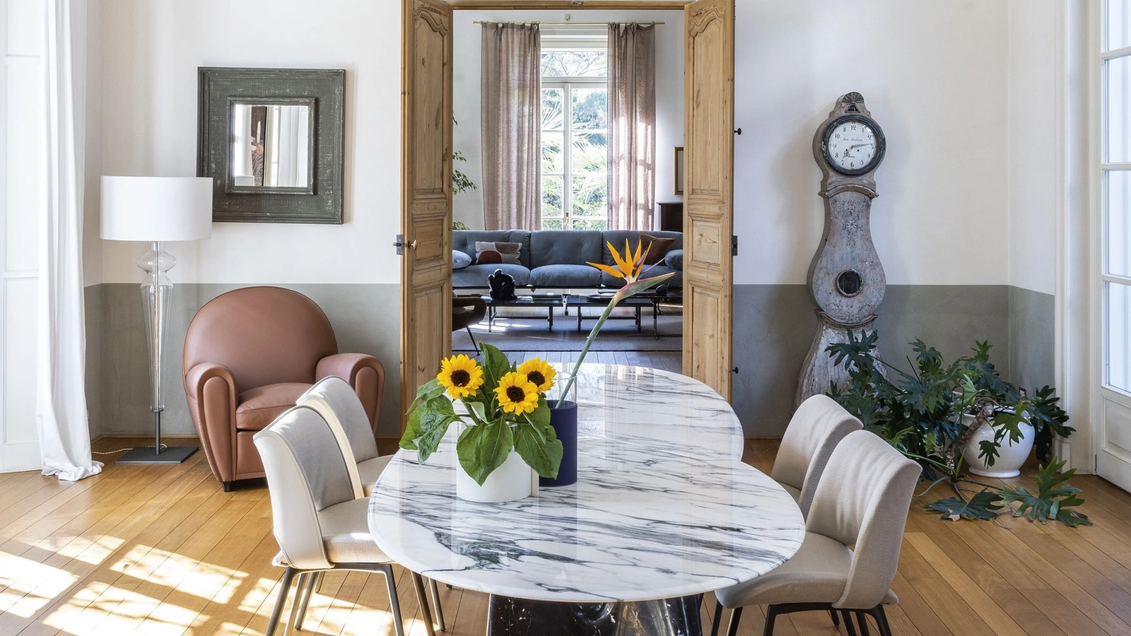 Lampada da terra Holly Lamp con paralume in tessuto e base in metallo verniciato e vetro di Poltrona Frau