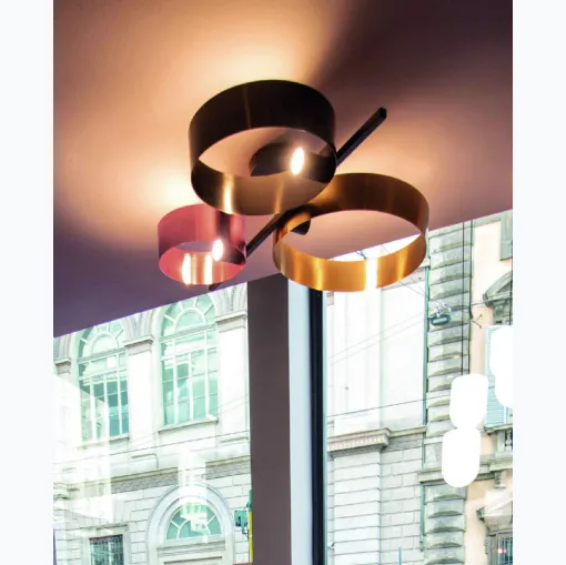 Lampada Led Loop Plafoniera formata da tre anelli in metallo verniciato di Riflessi