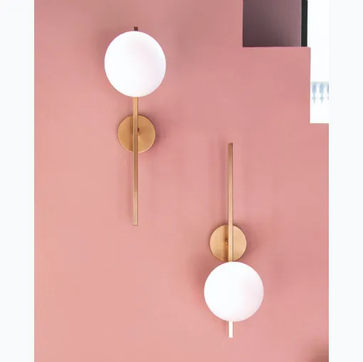 Lampada da parete Meridian Applique in metallo con bulbo in vetro bianco satinato di Riflessi