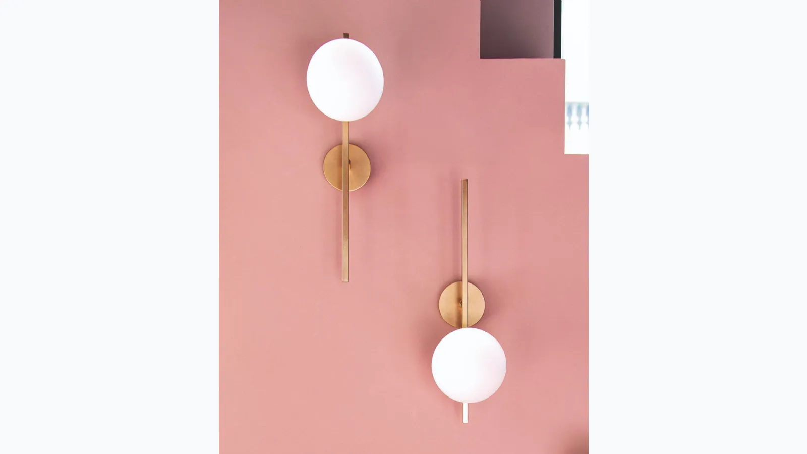 Lampada da parete Meridian Applique in metallo con bulbo in vetro bianco satinato di Riflessi