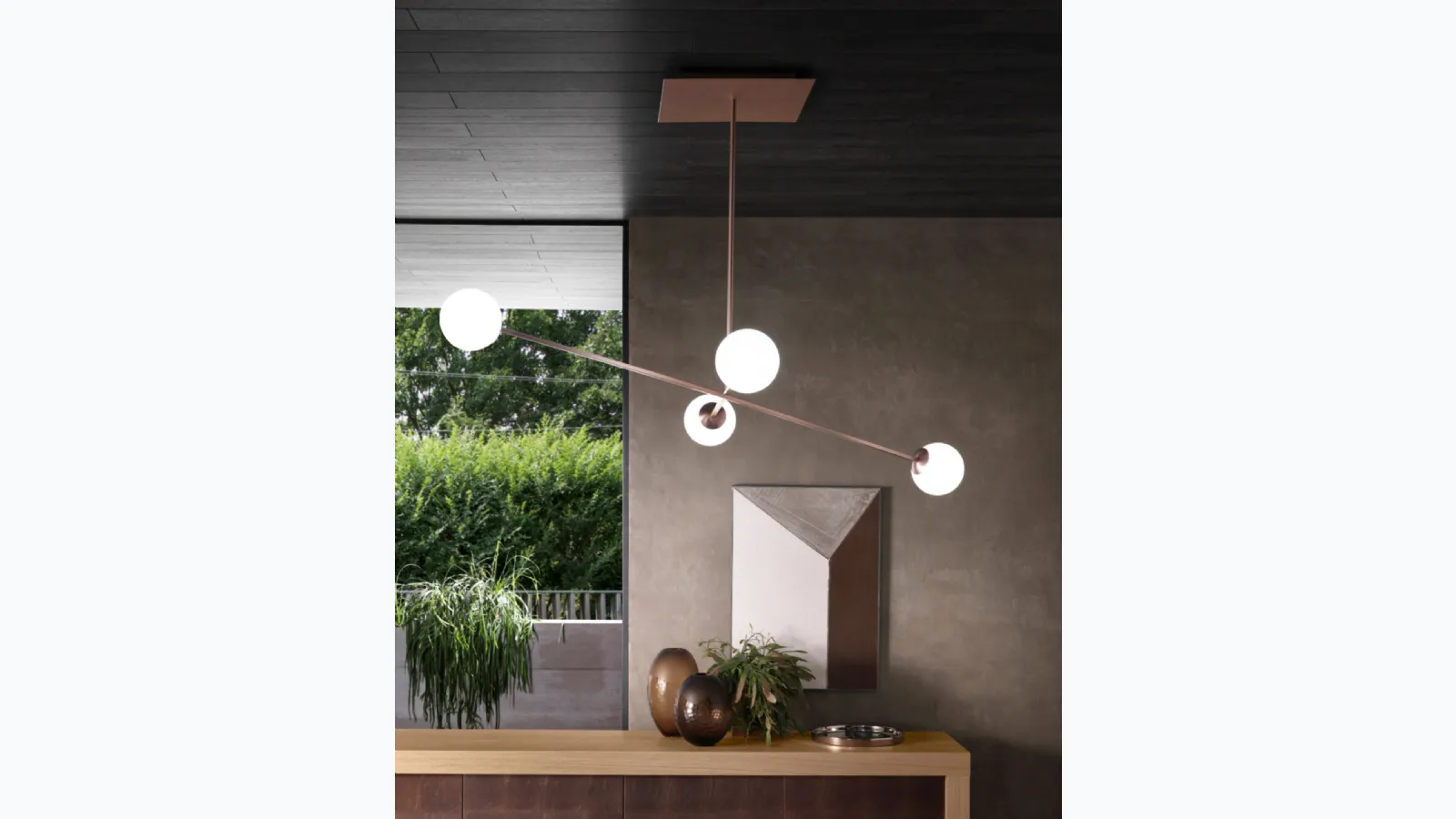 Lampada a sospensione Meridian S4 in metallo con 4 globi in vetro bianco satinato di Riflessi