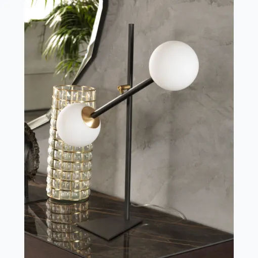 Lampada Meridian da Tavolo in metallo con due bulbi in vetro bianco satinato di Riflessi