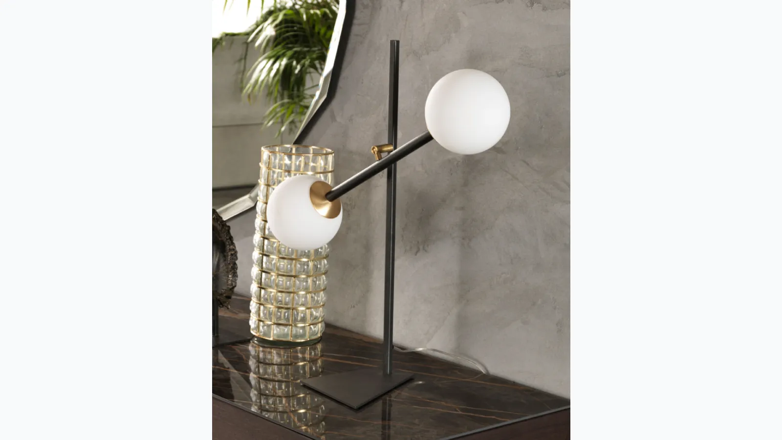 Lampada Meridian da Tavolo in metallo con due bulbi in vetro bianco satinato di Riflessi