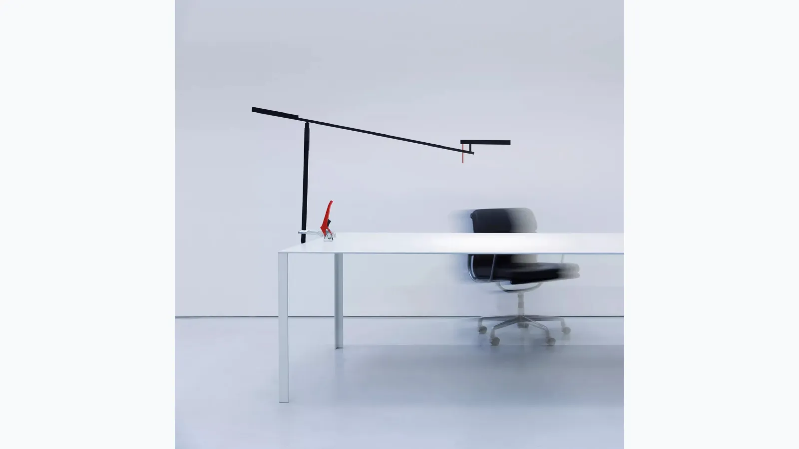 Lampada da tavolo in metallo con braccio regolabile Morsetto di Davide Groppi