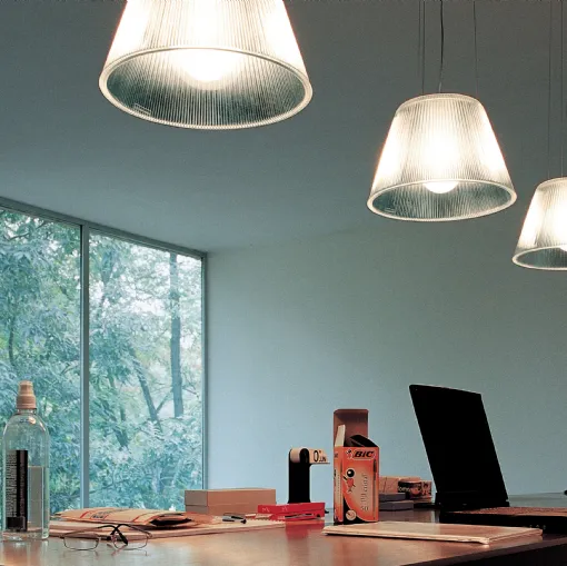 Lampada a sospensione a luce diffusa in vetro borosilicato pressato con finitura acidata Romeo Moon di Flos