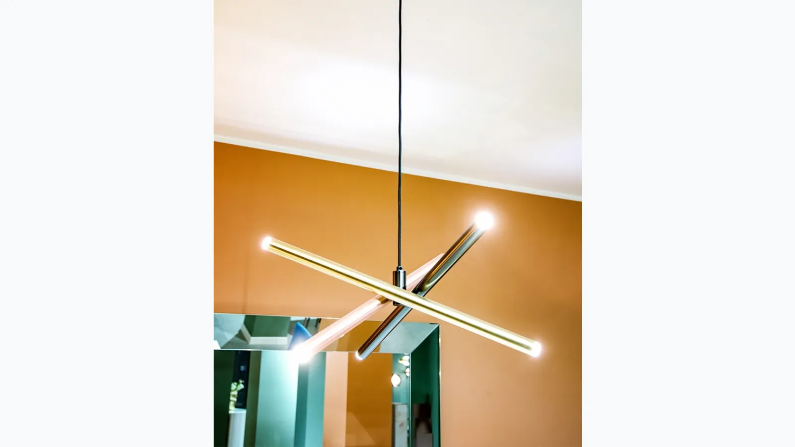 Lampada a sospensione Shangai S6 composta da tre tubolari metallici verniciati con trattamento satinato galvanico di Riflessi