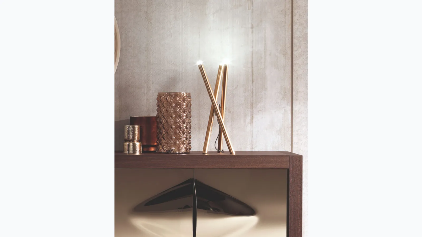Lampada Shangai T da Tavolo composta da tre tubolari metallici verniciati con trattamento satinato galvanico di Riflessi