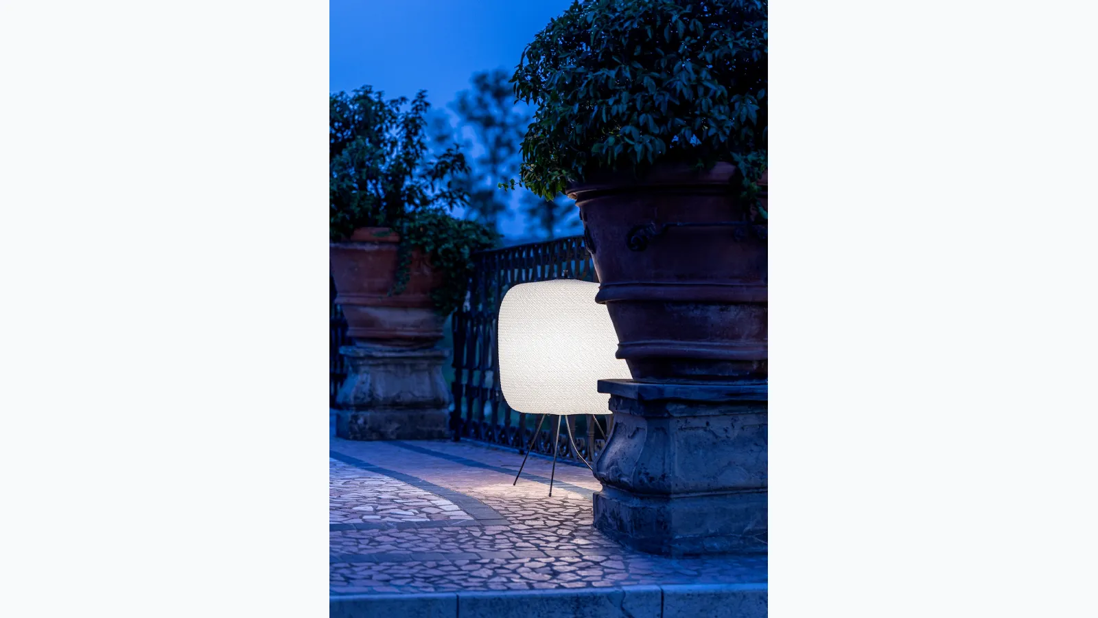 Lampada per esterno in nylon confezionato a mano con struttura in metallo Shoji Outdoor di Davide Groppi