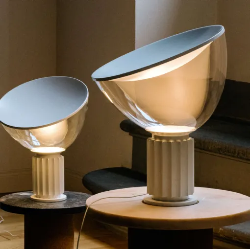 Lampada da tavolo Taccia con diffusore in vetro e base in metallo di Flos