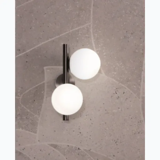 Lampada da parete Twist Applique in metallo con due bulbi in vetro bianco satinato di Riflessi