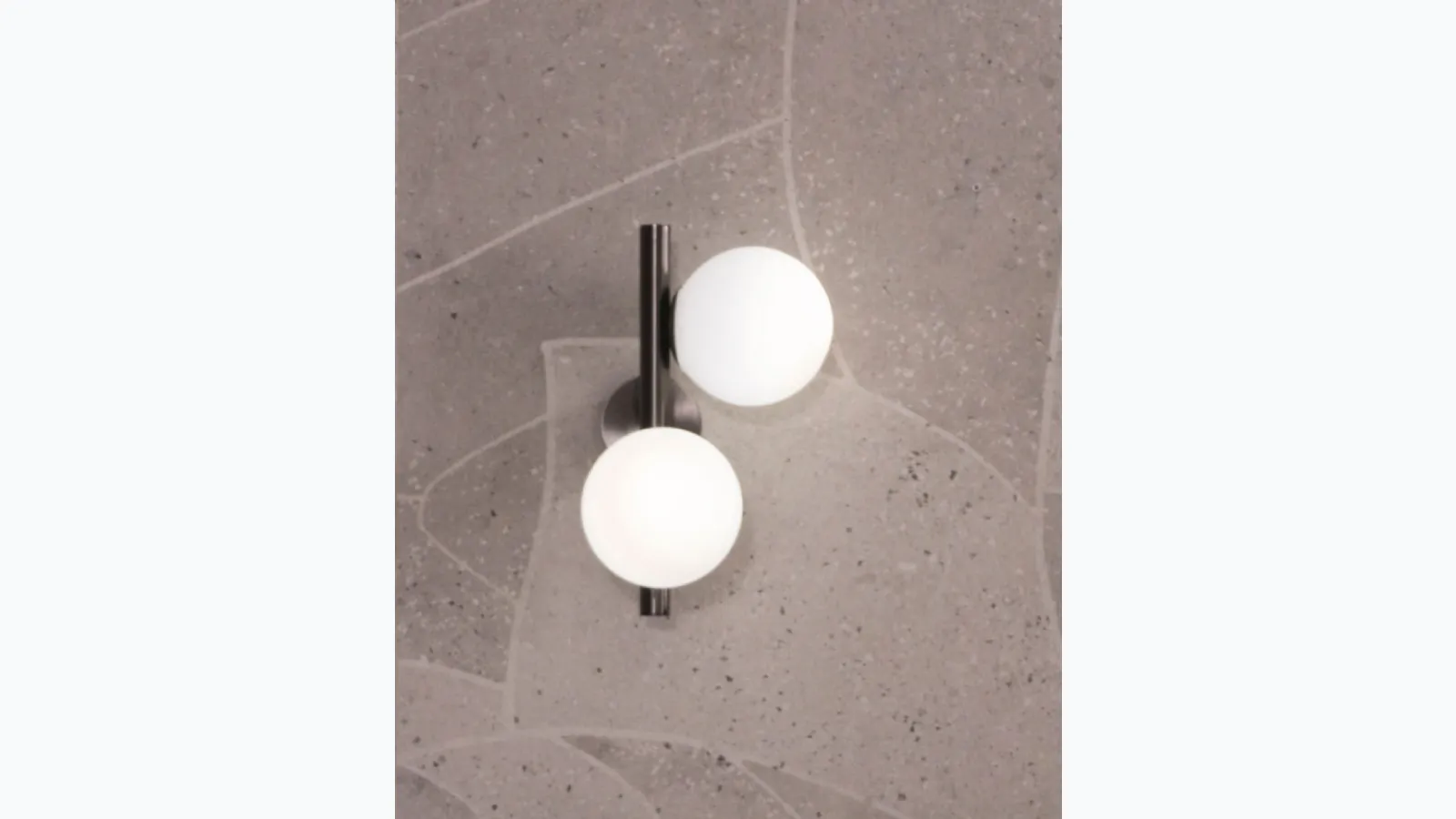 Lampada da parete Twist Applique in metallo con due bulbi in vetro bianco satinato di Riflessi