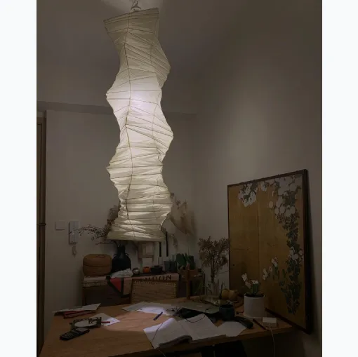 Lampada a sospensione, realizzata a mano, in tradizionale carta washi, da artigiani giapponesi, Akari 33N di Vitra