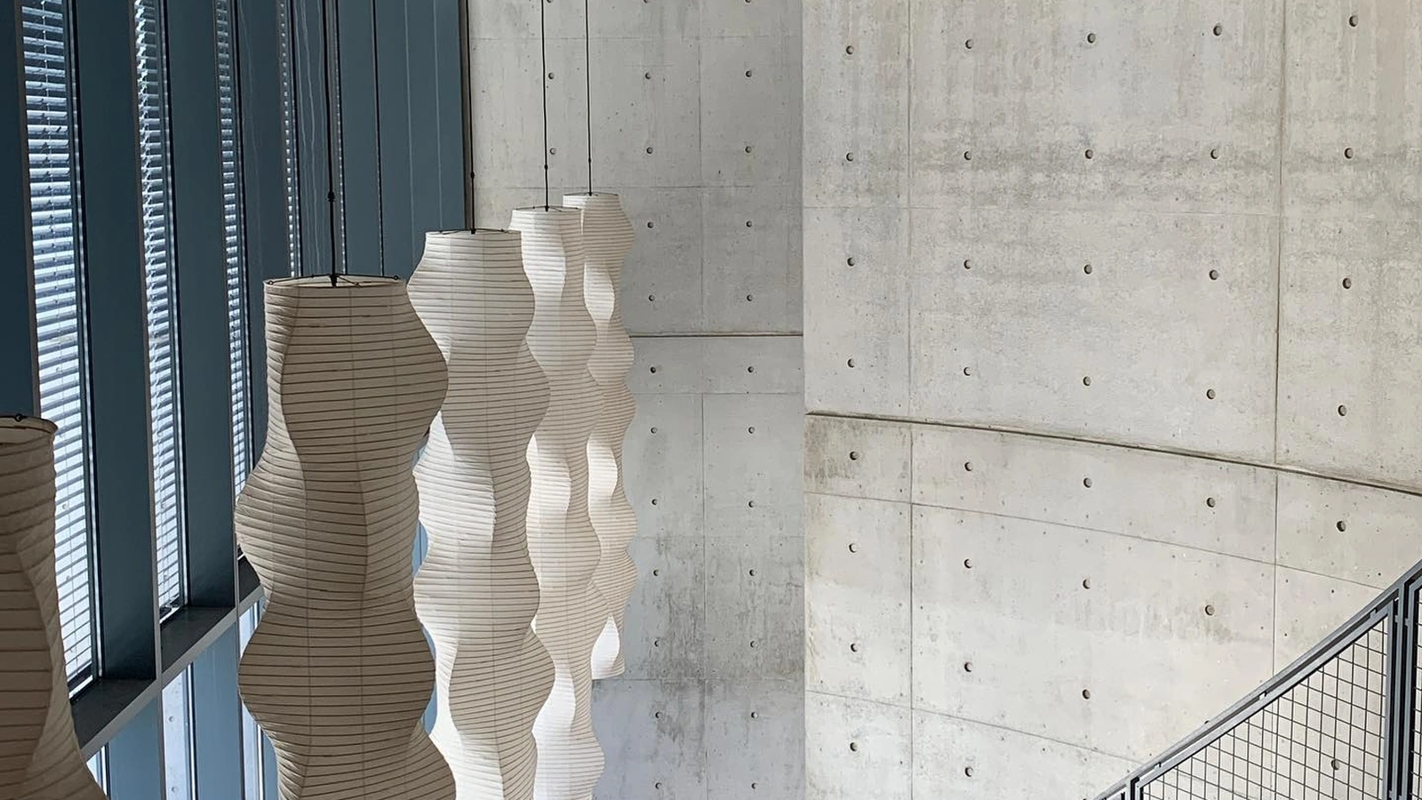 Lampada a sospensione, realizzata a mano, in tradizionale carta washi, da artigiani giapponesi, Akari 33N di VitraLampada a sospensione, realizzata a mano, in tradizionale carta washi, da artigiani giapponesi, Akari 33N di Vitra