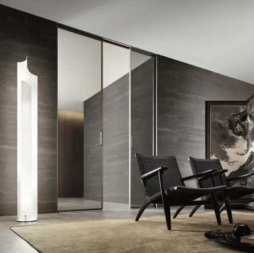 Porta per interni scorrevole Zen in vetro grigio trasparente con telaio in alluminio finitura Bronzo di Rimadesio