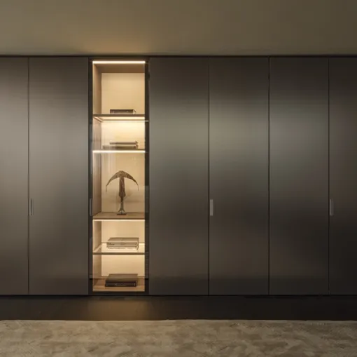 Armadio con ante battenti Gliss Master Linear Doors in vetro acidato di Molteni & C