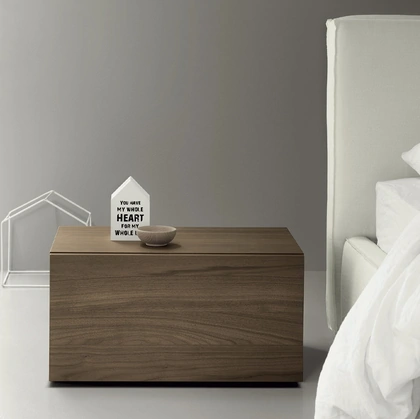 Comodino in noce All Night di Kristalia