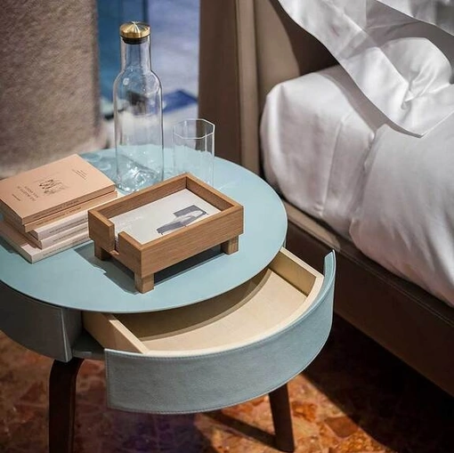 Comodino Fiorile di Poltrona Frau