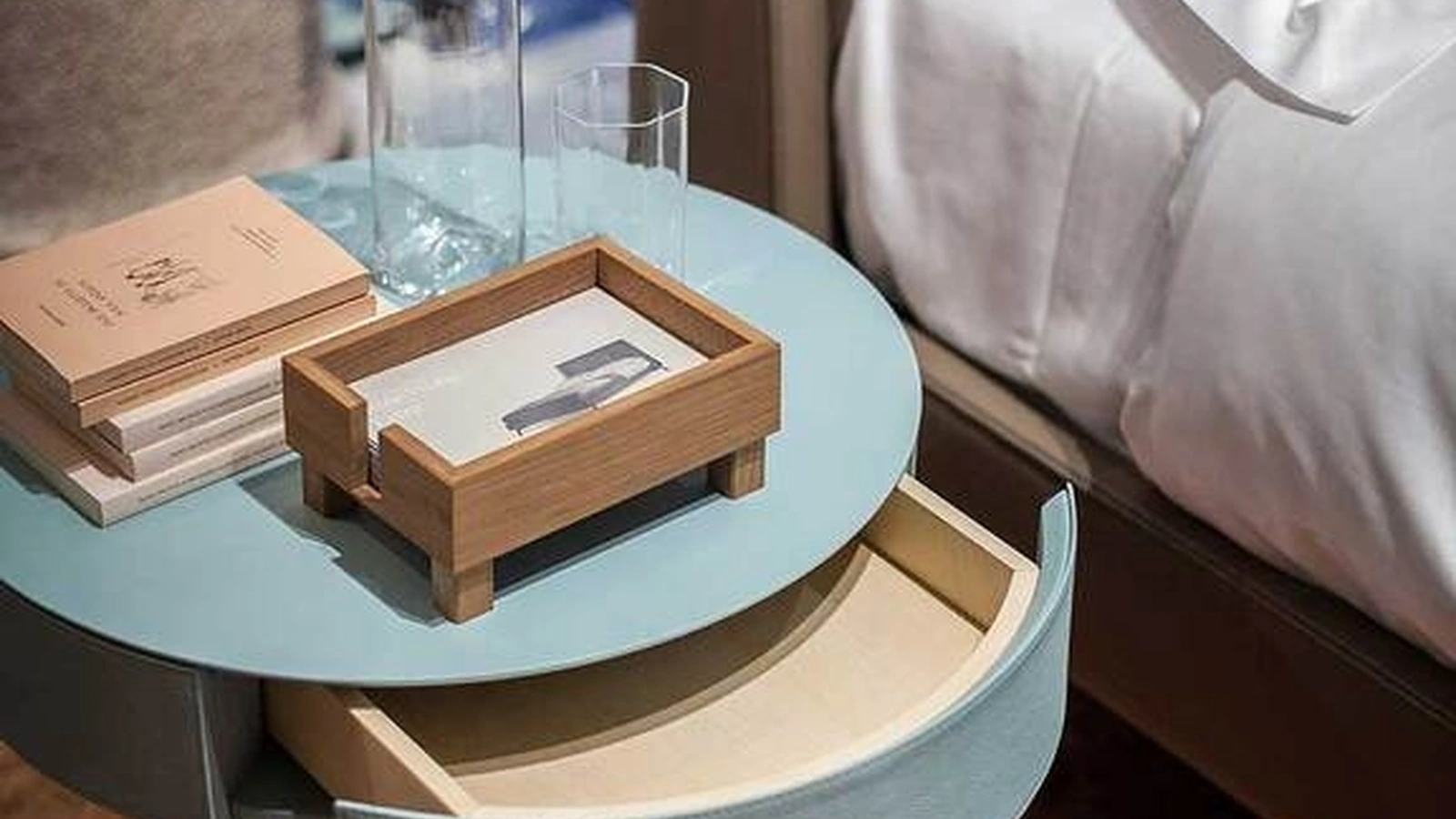 Comodino Fiorile di Poltrona Frau