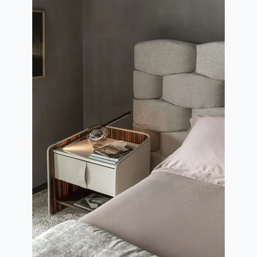 Comodino Gentleman in legno multistrato curvato rivestito esternamente in pelle e internamente in ebano con top in marmo di Flou