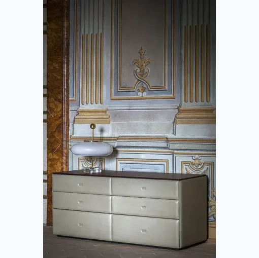 Comò Moondance in legno rivestito in pelle di Poltrona Frau
