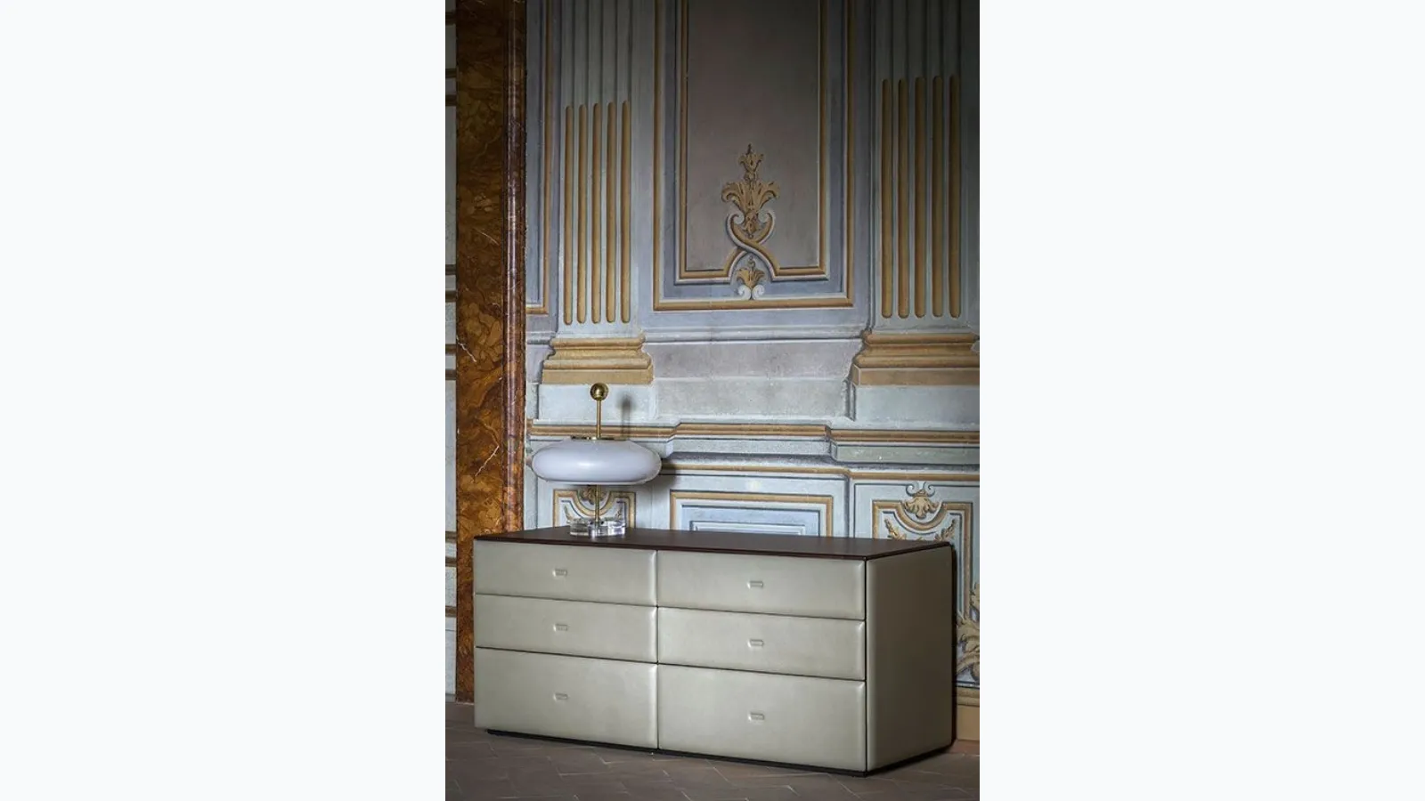 Comò Moondance in legno rivestito in pelle di Poltrona Frau