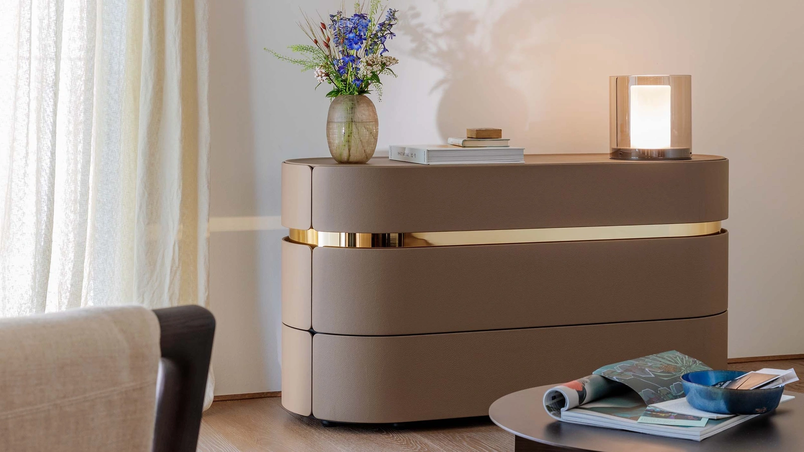 Comò Toshi rivestito in pelle di Flou