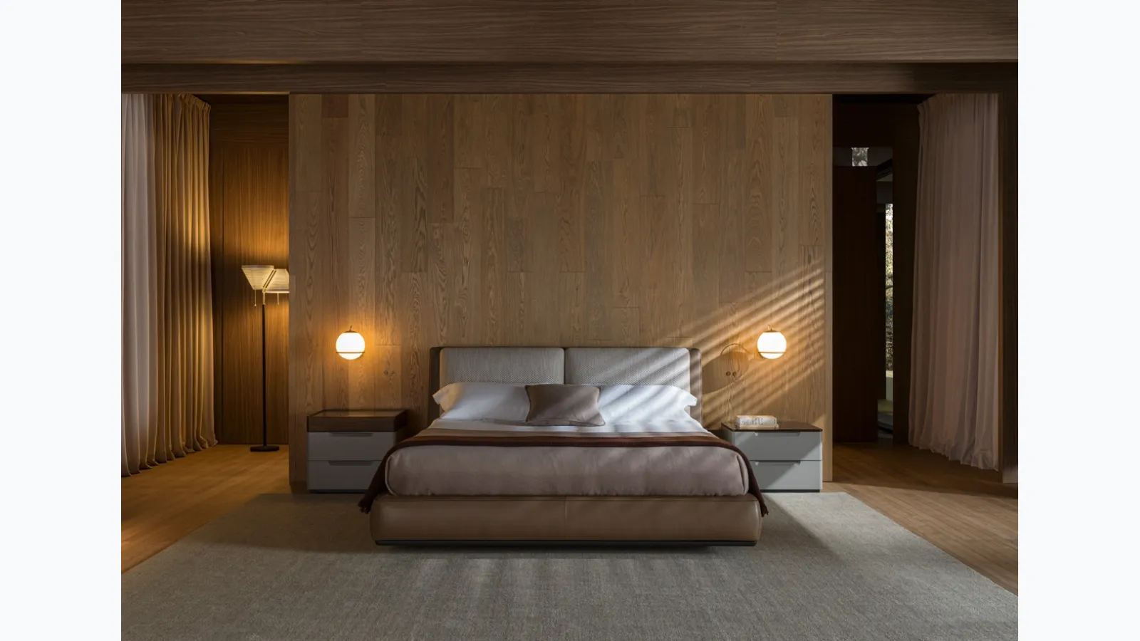 Letto matrimoniale in pelle con testiera rivestita in tessuto imbottito Aldgate di Molteni & C