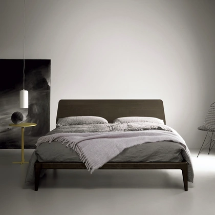 Letto in legno con testiera Bun di Kristalia