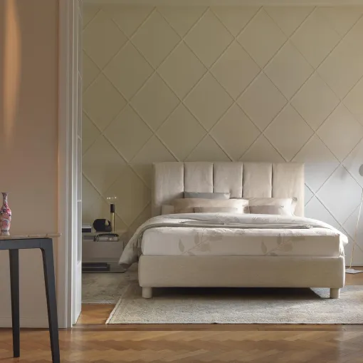 Letto matrimoniale dal design lineare con testiera decorata da accurati sfondi piega, Argan di Flou