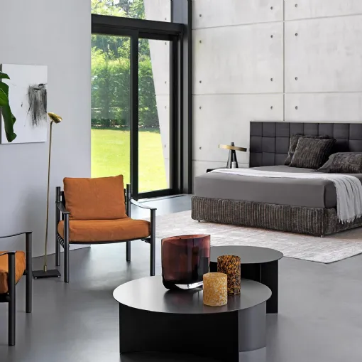 Letto Jaipur con testiera importante realizzata con una boiserie in legno di rovere intrecciata di Flou