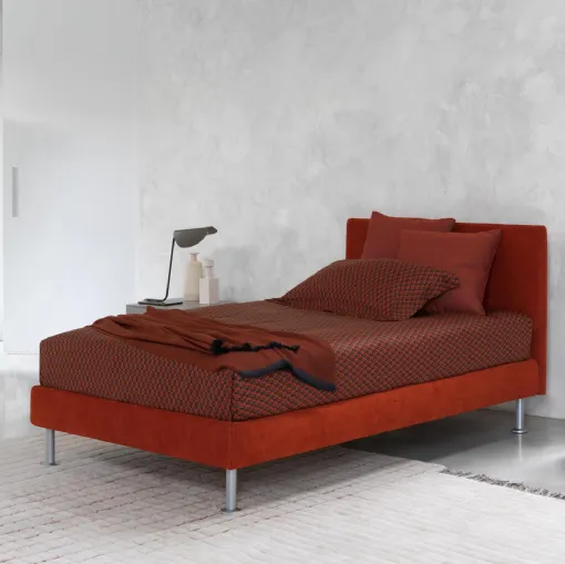 Letto in tessuto con piedini in metallo Notturno Singolo di Flou