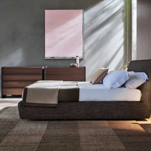 Letto in tessuto imbottito con testiera Greenwich di Molteni & C