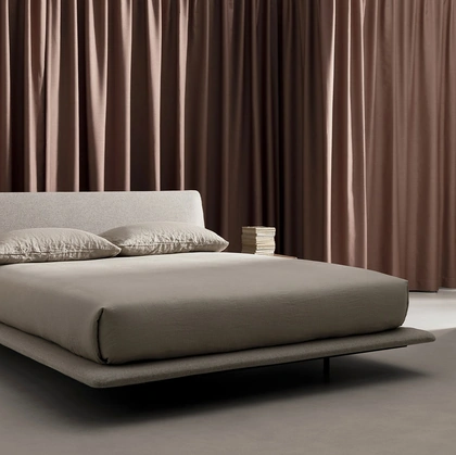 Letto di design Legri in tessuto imbottito di Kristalia