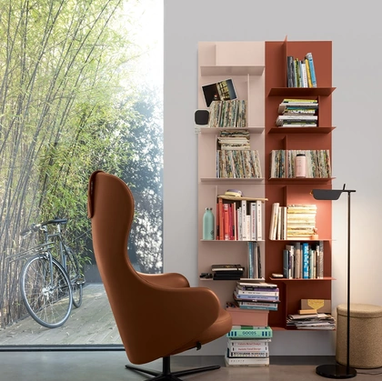 Libreria sospesa Avenue in metallo di Kristalia