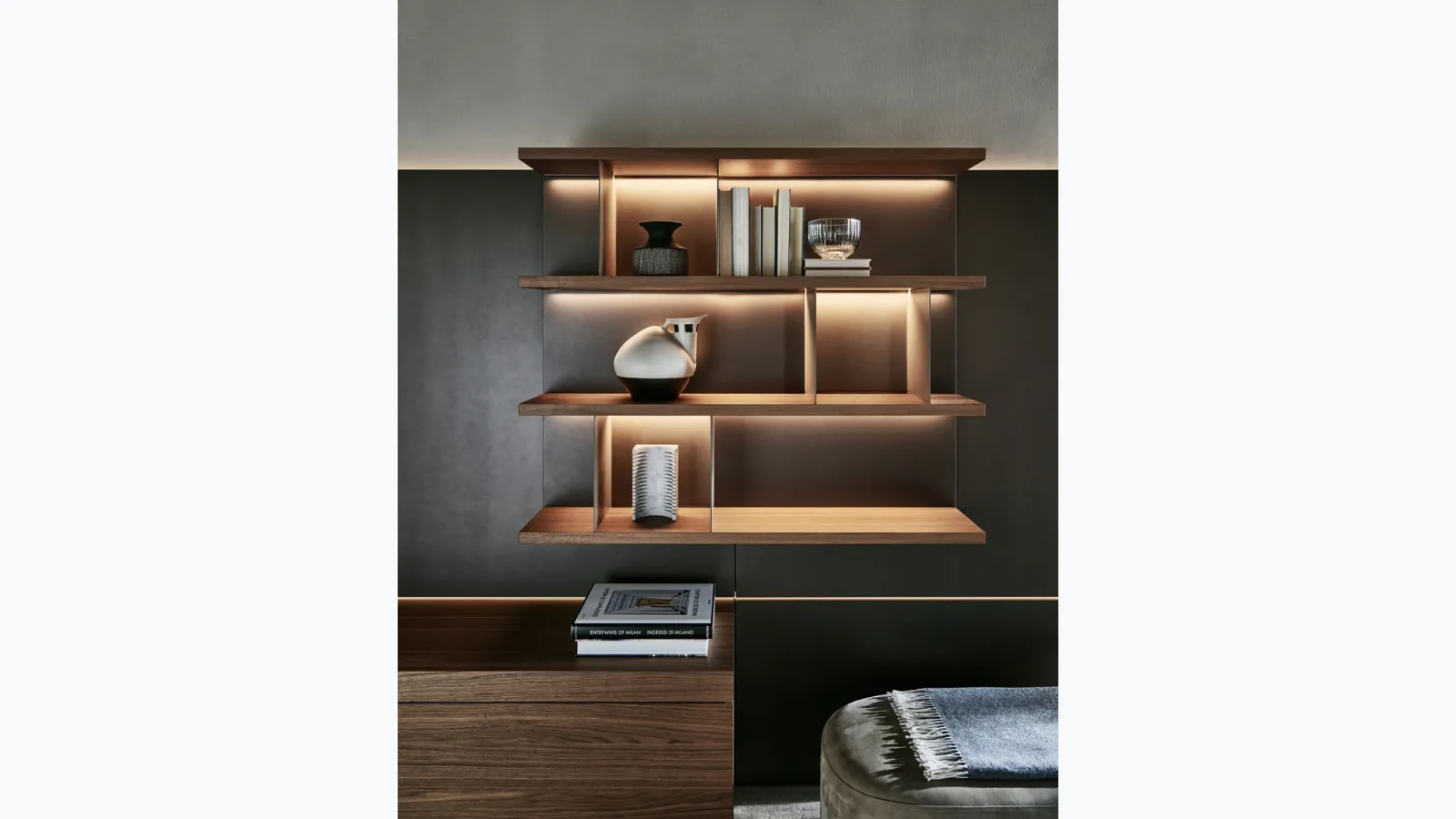 Libreria sospesa in legno con separatori in cuoio Grid 02 di Molteni & C