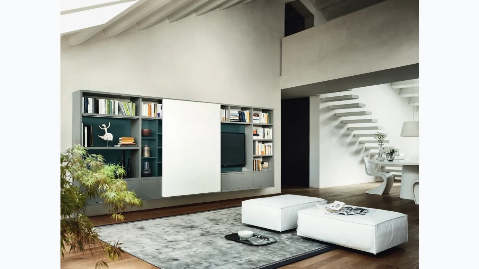 Libreria con vano porta TV Modo M6C76 in laccato opaco di Sangiacomo