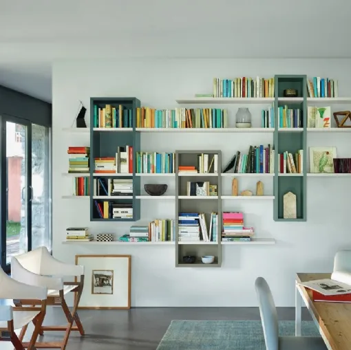 Libreria sospesa componibile Modo M6C78 in laccato opaco di Sangiacomo